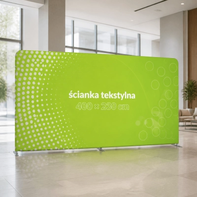 Ścianka tekstylna EU 400 × 230 cm ustawiona we wnętrzu